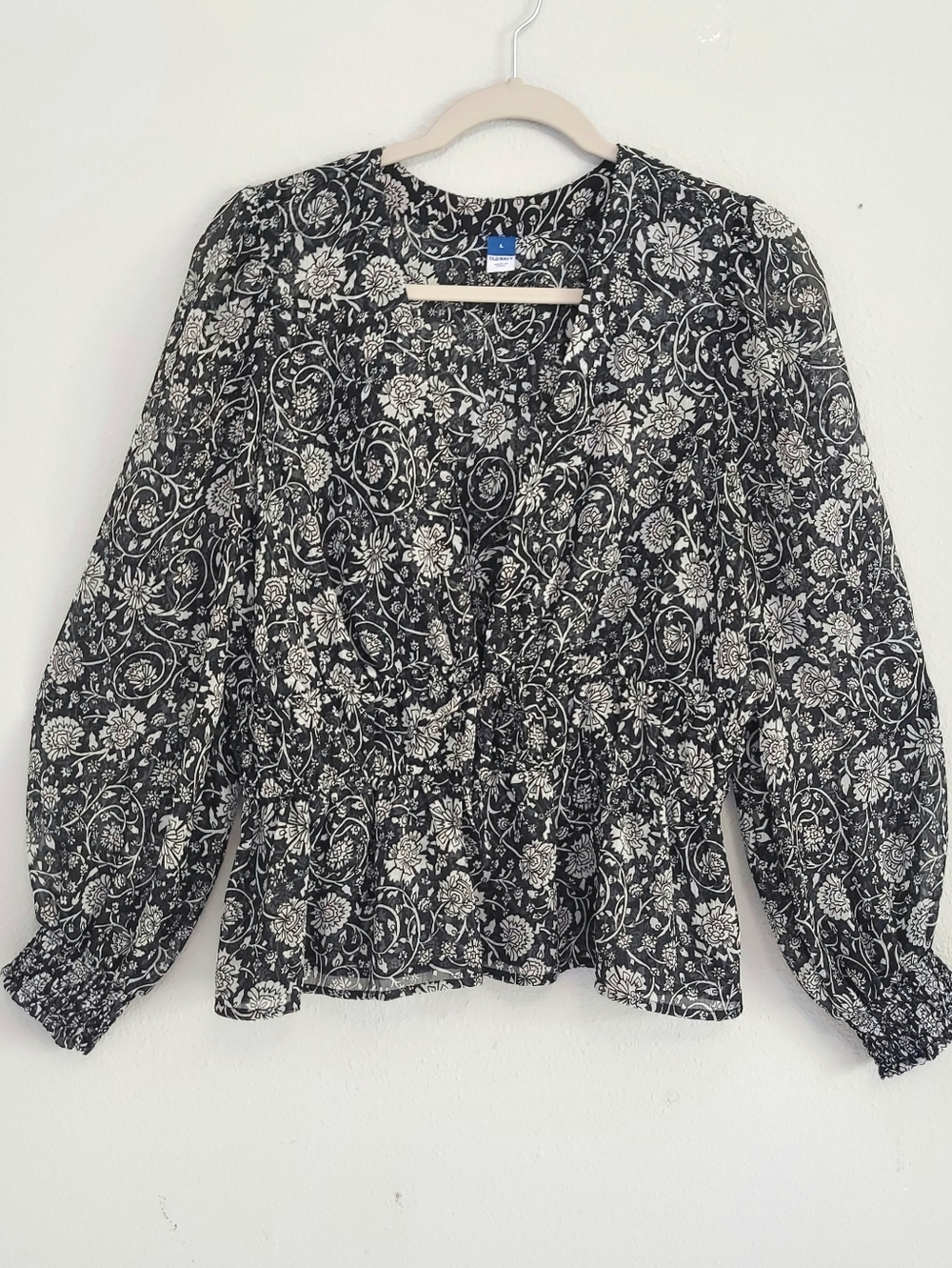 Old Navy Sheer Floral Black And White Vneck Ruffle Hem Blouse Large